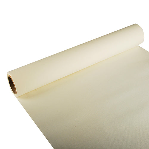 Ein teilweise ausgerollter PAPSTAR Tischläufer, Tissue „ROYAL Collection“ (3 m x 40 cm) der PAPSTAR GmbH in Creme, präsentiert auf weißem Untergrund, unterstreicht seine glatte Haptik und zylindrische Form – ideal für festliche Anlässe.