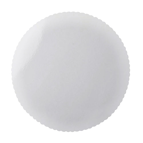 Μια στρογγυλή, λευκή, επιστρωμένη βάση τούρτας από χαρτόνι (Ø 28 cm) με οδοντωτό άκρο από την Starpak, σε συσκευασία των 6 και μεμονωμένα συσκευασμένη σε συρρικνωμένο φιλμ.