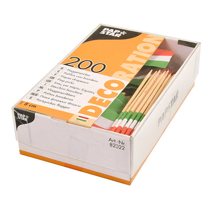 Ο PAPSTAR 200 διακοσμητικός οδοντογλυφίδας 8 cm της PAPSTAR GmbH περιλαμβάνει 200 ξύλινες οδοντογλυφίδες με κόκκινα-λευκά-πράσινα διακοσμητικά σημαίες σε διαφανές κουτί με πορτοκαλί-λευκή ετικέτα μάρκας – ιδανικό για fingerfood ή catering.