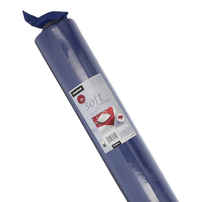 Ένας μπλε ρόλος τραπεζομάντηλου Starpak, που μοιάζει με ύφασμα, από βελόνα "Soft Selection", απεικονίζεται λοξά. Η ετικέτα δείχνει λεπτομέρειες του προϊόντος και την εικόνα ενός τραπεζιού με κόκκινο πανί Starpak.