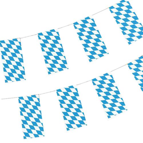 Zwei PAPSTAR Flaggenketten Papier (10m, schwer entflammbar) in bayrisch blau hängen diagonal. Jeweils mit dem klassischen Rautenmuster, perfekt von der PAPSTAR GmbH für Oktoberfest oder festliche Anlässe. Beutel enthält 1 Stück.