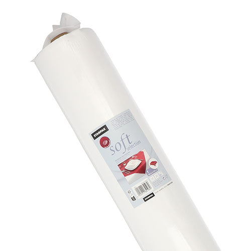 Ένα όρθιο, μεγάλο λευκό ρολό με την επιγραφή «Soft Selection» δείχνει το branding Starpak, λεπτομέρειες προϊόντος και μια εικόνα μαξιλαριού. Αυτό το τραπεζομάντηλο Starpak που μοιάζει με ύφασμα Vlies απεικονίζεται σε λευκό φόντο.