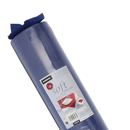 Ένα ρολό μπλε τραπεζομάντιλο Starpak "Soft Selection" με ύφασμα που μοιάζει με ύφασμα από την επωνυμία Starpak, με σύμβολα προϊόντος και λεπτομέρειες στη συσκευασία καθώς και μια εικόνα του τραπεζομάντιλου που είναι απλωμένο πάνω σε ένα κόκκινο πιάτο.