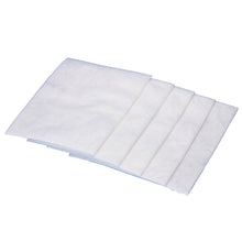 Πέντε λευκά μικροφίλτρα της Diversey Deutschland GmbH & Co. OHG για Ergodisc/Jet 38/50 και μονάδα αναρρόφησης 230V είναι στοιβαγμένα σε μονόχρωμο φόντο και δείχνουν τη μαλακή δομή του υφάσματος τους. Πωλούνται σε κουτί με 5 συσκευασίες.