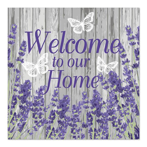 Πινακίδα με μοβ κείμενο "Welcome to our Home" σε γκρι ξύλινο φόντο, διακοσμημένη με λουλούδια λεβάντας και τρεις λευκές πεταλούδες, αναφερόμενη στα PAPSTAR 20 χαρτοπετσέτες, 33x33cm, 3-στρώσεων από την PAPSTAR GmbH.