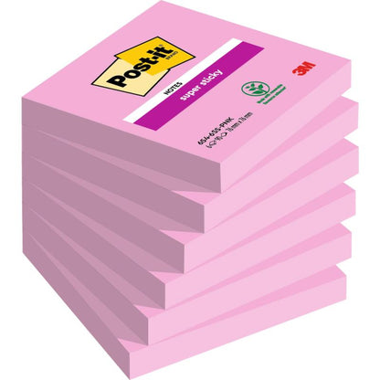 Ένας σωρός από επτά ροζ μπλοκ Post-it® Super Sticky Notes (76 mm x 76 mm, 90 φύλλα το καθένα, 100% PEFC) από την 3M Deutschland GmbH.