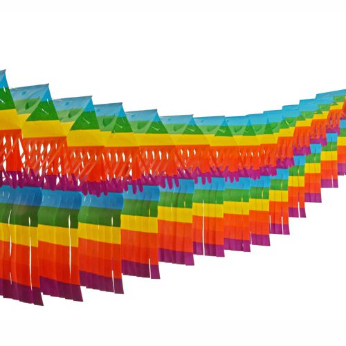 PAPSTAR GmbH Großraumgirlande Papier "Fransen", schwer entflammbar (10 m x 15 cm) hängt in übereinanderliegenden, diagonalen Reihen mit Regenbogenstreifen, die vor weißem Hintergrund ein festliches, lebendiges Bild ergeben.