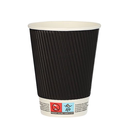 Ένα μαύρο κύπελλο Starpak 25 "To Go" Ripple Wall-Becher με ραβδωτή εξωτερική πλευρά, λευκό εσωτερικό και μια ετικέτα κοντά στον πάτο με σύμβολα ανακύκλωσης και προειδοποιήσεις στέκεται άδειο όρθιο μπροστά σε ένα λευκό φόντο.