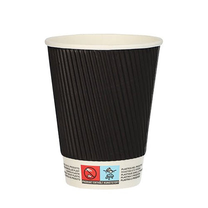 Ένα μαύρο κύπελλο Starpak 25 "To Go" Ripple Wall-Becher με ραβδωτή εξωτερική πλευρά, λευκό εσωτερικό και μια ετικέτα κοντά στον πάτο με σύμβολα ανακύκλωσης και προειδοποιήσεις στέκεται άδειο όρθιο μπροστά σε ένα λευκό φόντο.