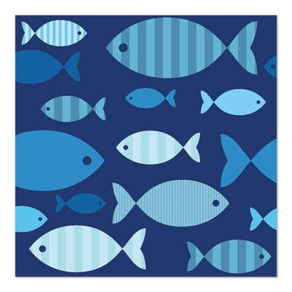 PAPSTAR 20 χαρτοπετσέτες, 33x33 cm, 3-στρώσεων από την PAPSTAR GmbH στο Design Set 6 δείχνουν διάφορα μεγάλα μπλε ψάρια με ρίγες και μονόχρωμα σε σκούρο μπλε φόντο - δημιουργικά επικαλυπτόμενα και χαλαρά διατεταγμένα.