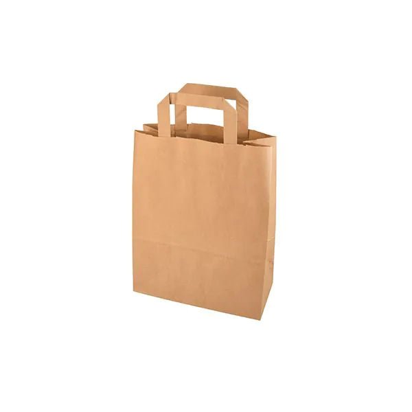 Οι PAPSTAR 50 τσάντες μεταφοράς από χαρτί με λαβή από PAPSTAR GmbH στέκονται όρθιες μπροστά σε λευκό φόντο; φιλικές προς το περιβάλλον, καφέ και με επίπεδη, ορθογώνια λαβή.