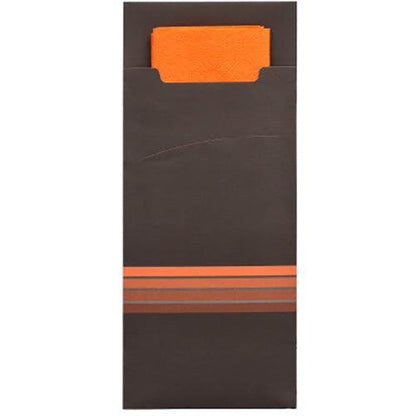 Οι PAPSTAR 520 θήκες μαχαιροπήρουνων (20 x 8,5 cm) της PAPSTAR GmbH είναι ένα καφέ χάρτινο περίβλημα με τρεις πορτοκαλί ρίγες, που λειτουργεί ως κομψή θήκη μαχαιροπήρουνων και περιλαμβάνει μια αντίστοιχη, εν μέρει ορατή πορτοκαλί χαρτοπετσέτα (33 x 33 cm, 2-στρώσεων).