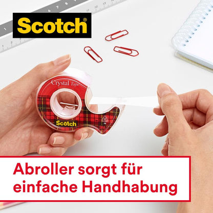 Ένα άτομο τραβάει ταινία Scotch® Crystal (19mm x 25m + 5m ΔΩΡΕΑΝ) από την 3M από έναν κόκκινο χειροκίνητο αποσπαστήρα. Στην εικόνα φαίνονται κόκκινοι συνδετήρες, ένας χάρακας και ένα σημειωματάριο. Το κείμενο: "Ο αποσπαστήρας εξασφαλίζει εύκολο χειρισμό.