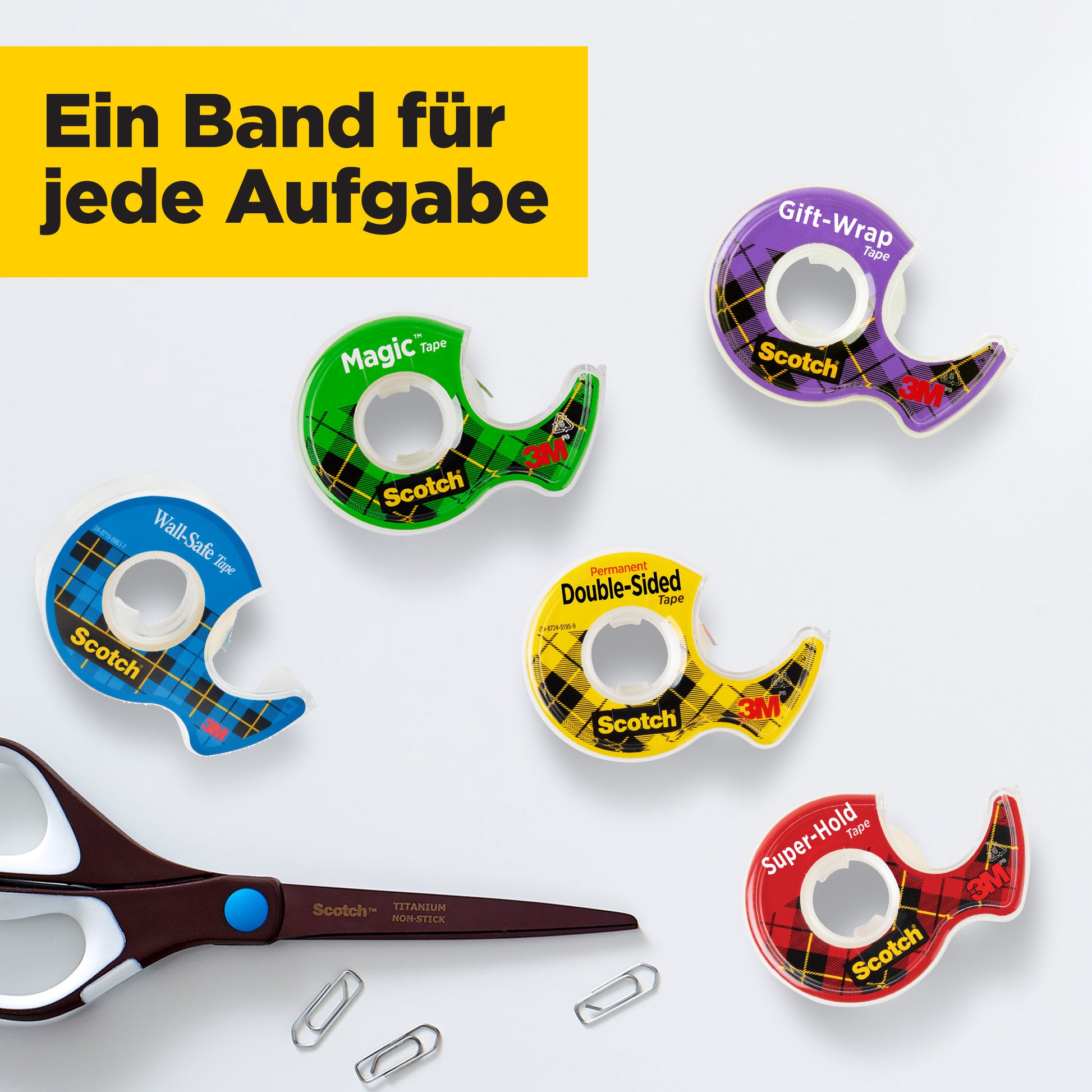 Eine Flachlegung zeigt Scotch® Magic™ Unsichtbares Klebeband (3 x 19mm x 25m) von 3M Deutschland GmbH neben Schere und Büroklammer. Der deutsche Text lautet: "Ein Band für jede Aufgabe".