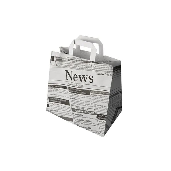 Οι PAPSTAR 50 τσάντες μεταφοράς της PAPSTAR GmbH είναι φιλικές προς το περιβάλλον χάρτινες τσάντες με χερούλια, που δείχνουν ένα ασπρόμαυρο μοτίβο εφημερίδας με πρωτοσέλιδα και άρθρα σε λευκό φόντο.