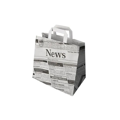 Οι PAPSTAR 50 τσάντες μεταφοράς της PAPSTAR GmbH είναι φιλικές προς το περιβάλλον χάρτινες τσάντες με χερούλια, που δείχνουν ένα ασπρόμαυρο μοτίβο εφημερίδας με πρωτοσέλιδα και άρθρα σε λευκό φόντο.