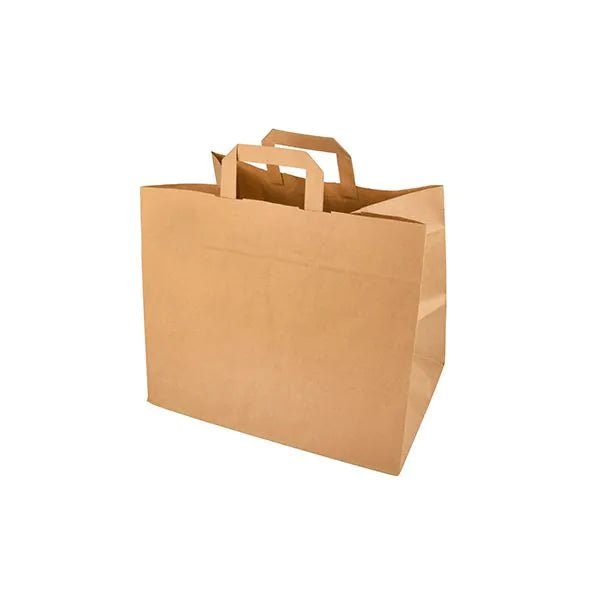 Οι PAPSTAR GmbH 50 τσάντες μεταφοράς χαρτιού με λαβή, σε απλό καφέ με επίπεδες λαβές, απεικονίζονται όρθιες μπροστά σε λευκό φόντο, αναδεικνύοντας τον φιλικό προς το περιβάλλον σχεδιασμό και τις ευρύχωρες κενές πλευρές και πυθμένες.