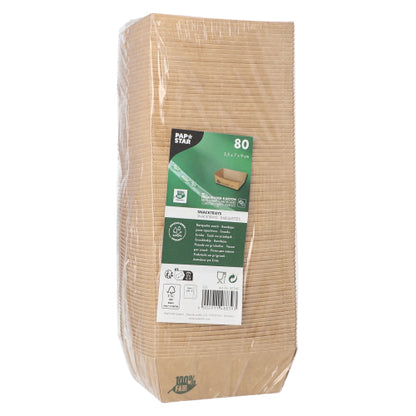Μια συσκευασμένη συσκευασία με 80 PAPSTAR δίσκους σνακ «pure» καφέ «100% Fair» της PAPSTAR GmbH στέκεται όρθια, με μια ετικέτα στο μπροστινό μέρος που δείχνει λεπτομέρειες προϊόντος καθώς και σύμβολα για φιλικότητα προς το περιβάλλον και βιοδιασπώμενο. η διαφανής συσκευασία δίνει θέα στις στοιβαγμένες πιατέλες στο εσωτερικό.