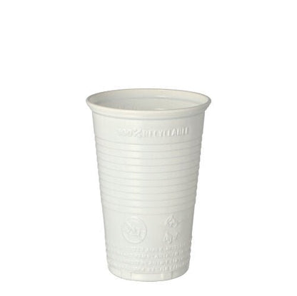 Ένα Starpak 25 ποτήρι (PP, 0,2l, Ø 7,03cm, 9,9cm ύψος) στέκεται όρθιο σε λευκό φόντο. Το απλό λευκό ποτήρι έχει οριζόντιες αυλακώσεις και ανάγλυφα σύμβολα κειμένου/ανακύκλωσης – ιδανικό για το δρόμο.