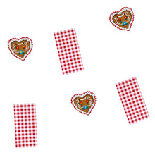 Η PAPSTAR αλυσίδα σημαιών από χαρτί "Hüttengaudi" (4 μ) της PAPSTAR GmbH είναι μια εορταστική διακόσμηση πάρτι με κόκκινες και λευκές καρό σημαίες και μοτίβα σε σχήμα καρδιάς από μελόψωμο, διακοσμημένα με λευκό και μπλε γλάσο. Το φόντο είναι μονόχρωμο λευκό.