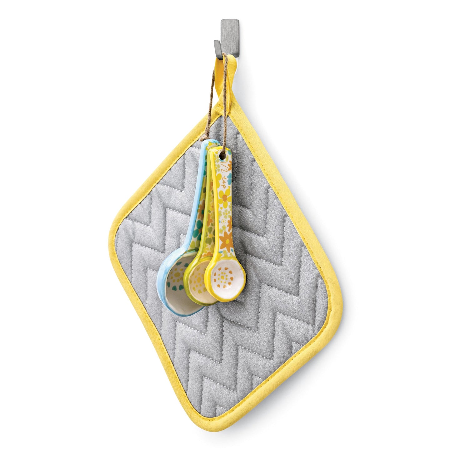 Bunte Messlöffel und ein grauer Topflappen mit gelber Zierleiste hängen ordentlich an einem Wand-Organisationssystem mit 3M Command™ Edelstahl-Metallhaken Größe S (17031SS-4ES) der 3M Deutschland GmbH, das einfach und schnell zu befestigen ist.