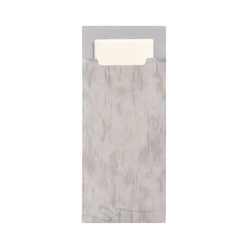 Μια γκρίζα PAPSTAR 520 θήκη μαχαιροπίρουνων (20x8,5 cm, 2-στρώσεων) της PAPSTAR GmbH από υλικό με υφή με μια αντίστοιχη λευκή πετσέτα, που είναι εν μέρει ορατή στο πάνω μέρος.