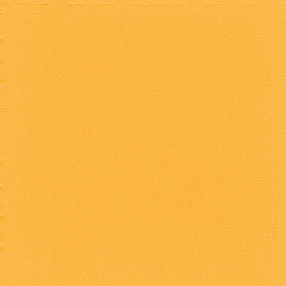 Eine Nahaufnahme eines einfarbigen gelb-orangen Strukturstoffs mit dezenter diagonaler Webart, ideal zur Tischdekoration oder in Kombination mit 30 2-lagigen Servietten „PUNTO“ 1/4-Falz 38 x 38 cm der PAPSTAR GmbH für auffällige Tischdekorationen.