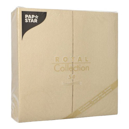 Μια μπεζ συσκευασία με 50 χαρτοπετσέτες «ROYAL Collection» με πτύχωση 1/8, διαστάσεων 40 x 40 εκ., της PAPSTAR Η GmbH διαθέτει μια συσκευασία που χαρακτηρίζεται κυρίως από λιτότητα, με διακριτικό κείμενο και μια μαύρη ετικέτα πάνω αριστερά – ιδανική για μια κομψή διακόσμηση τραπεζιού.