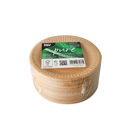 Μια στοίβα στρογγυλών, ανοιχτόχρωμων καφέ PAPSTAR 100 πιάτων χαρτόνι "pure" από την PAPSTAR GmbH. Το πάνω χάρτινο πιάτο δείχνει μια πράσινη ετικέτα με λεπτομέρειες προϊόντος, γραμμωτό κώδικα και πιστοποιημένα από FSC σύμβολα μπροστά από λευκό φόντο.