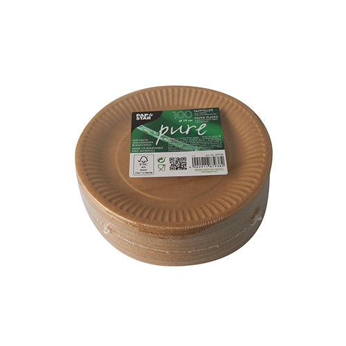 Μια στοίβα καφέ, στρογγυλών PAPSTAR 100 πιάτων "pure" από χαρτόνι με πράσινη ετικέτα από την PAPSTAR GmbH δείχνει τη μάρκα και οικολογικές πληροφορίες. Τα πιστοποιημένα από FSC πιάτα είναι τακτοποιημένα μπροστά από λευκό φόντο.