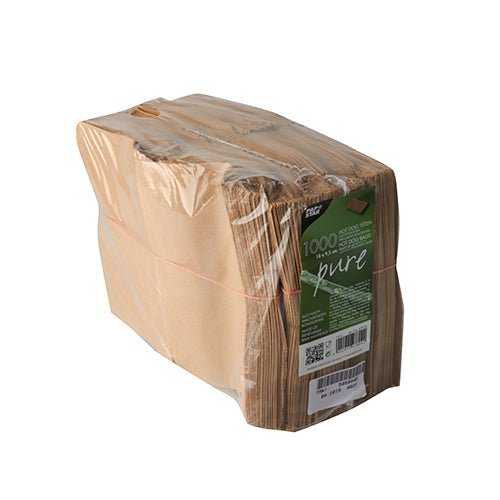 Μια στοίβα από 1.000 PAPSTAR Hot Dog-Taschen "pure" 18x11 cm, καφέ, ανθεκτικές στο λίπος είναι συσκευασμένες και επισημασμένες με πληροφορίες προϊόντος και γραμμωτό κώδικα - ιδανικές για επαγγελματική χρήση στην εστίαση.