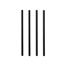 Vier schwarze PAPSTAR Papier-Cocktailstrohhalme (7 mm x 10 cm) der PAPSTAR GmbH stehen aufrecht in einer Reihe vor einem weißen Hintergrund.