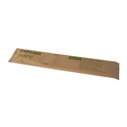 Μια ξύλινη PAPSTAR πιρούνα "pure" (15,5 cm), συσκευασμένη μεμονωμένα σε συρρικνωμένο φιλμ, με φιλική προς το περιβάλλον ετικέτα και απλό πράσινο γραφικό, πωλείται σε συσκευασία των 50 τεμαχίων από την PAPSTAR GmbH.