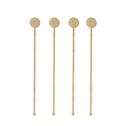 Τέσσερις PAPSTAR 100 αναδευτήρες ποτών από μπαμπού «pure» της μάρκας PAPSTAR GmbH με στρογγυλές, επίπεδες κεφαλές είναι τοποθετημένοι κάθετα σε σειρά μπροστά από λευκό φόντο.