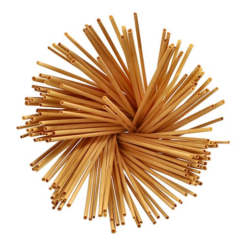 Ένα δέμα PAPSTAR καλαμάκια "pure" (Ø 4 mm, 23 cm, 150 τεμάχια) της PAPSTAR GmbH ανοίγεται κυκλικά πάνω σε λευκό φόντο και θυμίζει άβραστα σπαγγέτι που είναι τοποθετημένα ως φιλικά προς το περιβάλλον καλαμάκια.