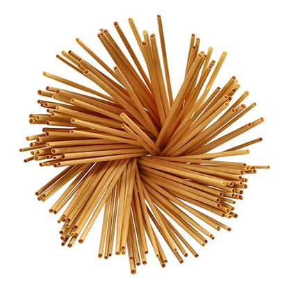 Ένα δέμα PAPSTAR καλαμάκια "pure" (Ø 4 mm, 23 cm, 150 τεμάχια) της PAPSTAR GmbH ανοίγεται κυκλικά πάνω σε λευκό φόντο και θυμίζει άβραστα σπαγγέτι που είναι τοποθετημένα ως φιλικά προς το περιβάλλον καλαμάκια.