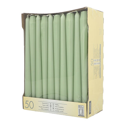 Eine Pappschachtel zeigt 50 Starpak Leuchterkerzen (Ø 2,2 cm - 25 cm) weiß mit langer Brenndauer, aufrecht in Reihen. Die Vorderseite ist offen, um die Kerzen zu betrachten; auf den Seiten sind Produktangaben und die Marke Starpak aufgedruckt.