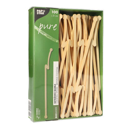 Ένα πράσινο κουτί με την επιγραφή «PAPSTAR pure» της PAPSTAR GmbH περιέχει 100 αναδευτήρες ποτών από μπαμπού με μήκος 12 cm έκαστος. Οι βιοδιασπώμενοι αναδευτήρες είναι ορατοί μέσω ενός παραθύρου στη μπροστινή πλευρά της συσκευασίας.