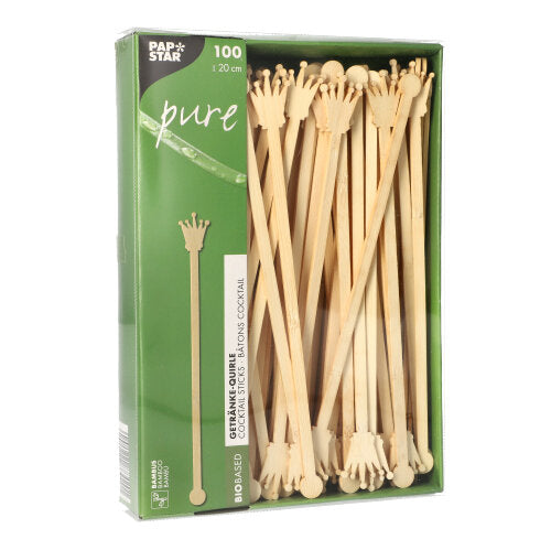 Μια συσκευασία με 100 PAPSTAR 20cm αναδευτήρες ποτών από βιοδιασπώμενο μπαμπού, σε σχήμα κορώνας, μερικώς ορατοί μέσω του παραθύρου. Η συσκευασία φέρει το λογότυπο της PAPSTAR GmbH.