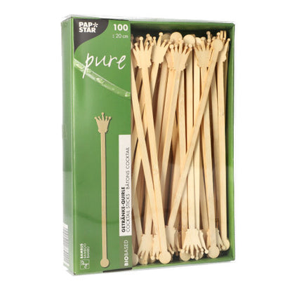 Μια συσκευασία με 100 PAPSTAR 20cm αναδευτήρες ποτών από βιοδιασπώμενο μπαμπού, σε σχήμα κορώνας, μερικώς ορατοί μέσω του παραθύρου. Η συσκευασία φέρει το λογότυπο της PAPSTAR GmbH.