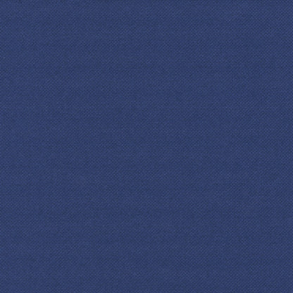 Eine Nahaufnahme der PAPSTAR 100 Servietten „ROYAL Collection“ 1/4-Falz 40x40 cm von der PAPSTAR GmbH hebt den einfarbig blauen, fein gewebten Stoff ohne Muster oder zusätzliche Farben hervor und betont so sein hochwertiges Material.