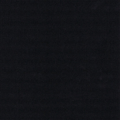 Eine Nahaufnahme der PAPSTAR 100 Servietten „ROYAL Collection“ 1/4-Falz (40x40 cm) der PAPSTAR GmbH zeigt einen einfarbig schwarzen Stoff mit einer feinen, gleichmäßig gewebten Struktur und ohne sichtbare Muster oder Designs.