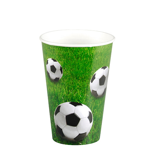 Der umweltfreundliche PAPSTAR Papp-Trinkbecher (0,2L, Ø 7cm, 9,7cm) von PAPSTAR GmbH zeigt drei schwarz-weiße Fußballbälle auf grünem Gras.