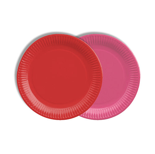 Απεικονίζονται δύο PAPSTAR 12 πιάτα, χάρτινα στρογγυλά Ø 18 cm, χρωματικά ταξινομημένα της PAPSTAR GmbH: ένα μονόχρωμο κόκκινο, ένα ροζ. Και τα δύο φιλικά προς το περιβάλλον πιάτα με κυματιστό άκρο βρίσκονται σε απλό λευκό φόντο.