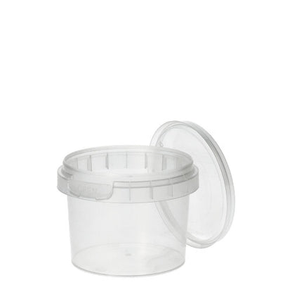 Ένα διαφανές, στρογγυλό δοχείο Starpak 48 delicatessen PP (120 ml, Ø 6,9 cm × 5,1 cm) με καπάκι και αυθεντική σφραγίδα είναι ανοιχτό μπροστά από ένα απλό λευκό φόντο.