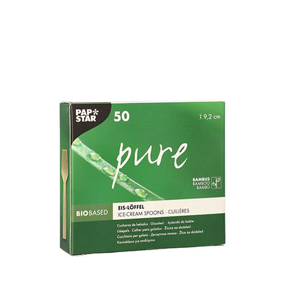 Ένα πράσινο κουτί της PAPSTAR GmbH με την επιγραφή "pure" περιέχει 50 φιλικά προς το περιβάλλον, βιοδιασπώμενα κουτάλια παγωτού από μπαμπού (9,2 cm) σε μια πολυγλωσσική συσκευασία με εικόνα κουταλιού από μπαμπού.