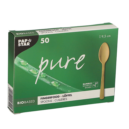 Ένα πράσινο κουτί "pure" της PAPSTAR GmbH περιέχει 50 φιλικά προς το περιβάλλον κουτάλια fingerfood από μπαμπού (9,5 cm) σε ένα αναδιπλούμενο κουτί· η συσκευασία δείχνει σταγόνες νερού σε ένα φύλλο.