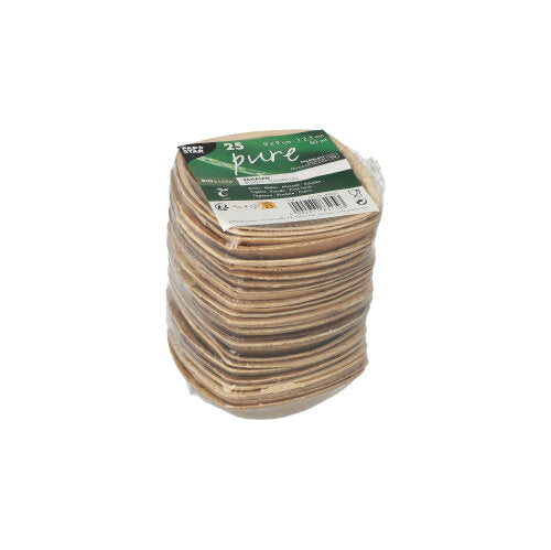 Μια στοίβα τετράγωνων, φυσικών πιάτων από φύλλο φοίνικα της μάρκας PAPSTAR GmbH είναι συσκευασμένη σε πλαστικό. Μια πράσινο-λευκή ετικέτα στην κορυφή αναγράφει: PAPSTAR 25 Πιάτα από φύλλο φοίνικα "pure" "QUADRATO" φυσικό.