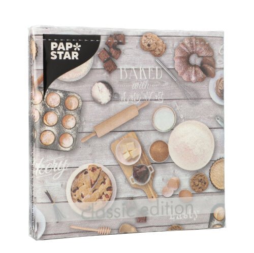 Οι PAPSTAR 20 χαρτοπετσέτες, 33x33 cm, 3-στρώσεων από την PAPSTAR GmbH είναι ένα Design-Set 6 με θέμα το ψήσιμο με εικόνες αρτοσκευασμάτων και υλικών σε μια φωτεινή ξύλινη επιφάνεια.