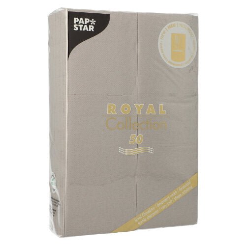 Μια σφραγισμένη συσκευασία με 50 πετσέτες PAPSTAR "ROYAL Collection" 48 cm x 30 cm με θήκη μαχαιροπίρουνου από την PAPSTAR GmbH στέκεται όρθια και είναι διακοσμημένη με χρυσό-λευκό κείμενο και ένα στρογγυλό έμβλημα στη συσκευασία.
